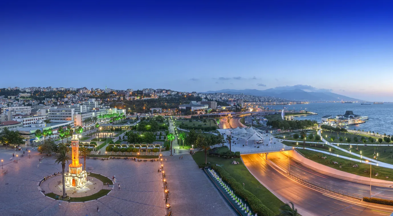 izmir Clock Tower (Turkish: izmir Saat Kulesi) is a historic clock tower located at the Konak Square in Konak district of izmir, Turkey. The clock tower was designed by the Levantine French architect Raymond Charles Piere and built in 1901 to commemorate the 25th anniversary of Abdulhamid II