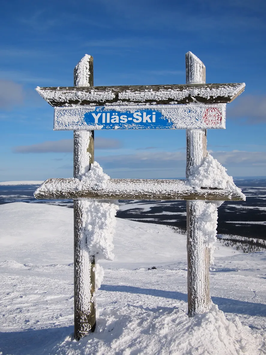 Piste sign of the skiing hill of Ylläs with a Lapland background.