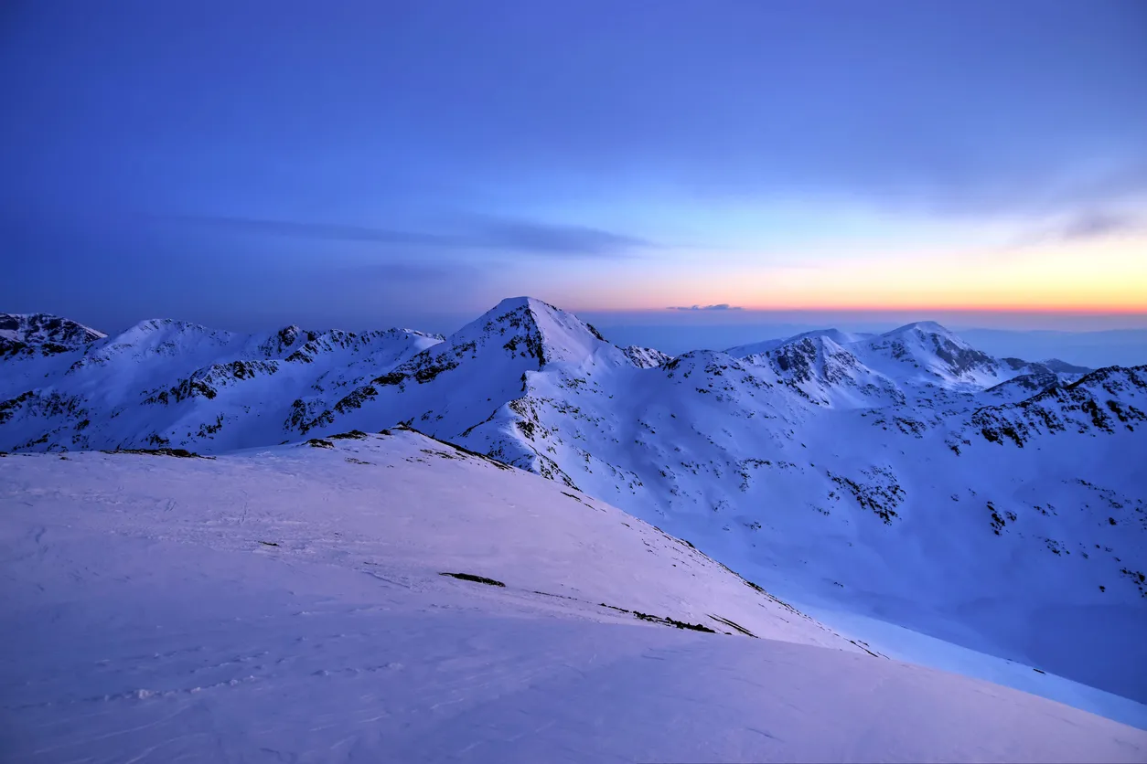 After shooting mt. Vihren by sunset on 29th March 2019, I went few steps backwards on the same ridge and captured its neighbour - Muratov peak, in the blue hour&hellip;